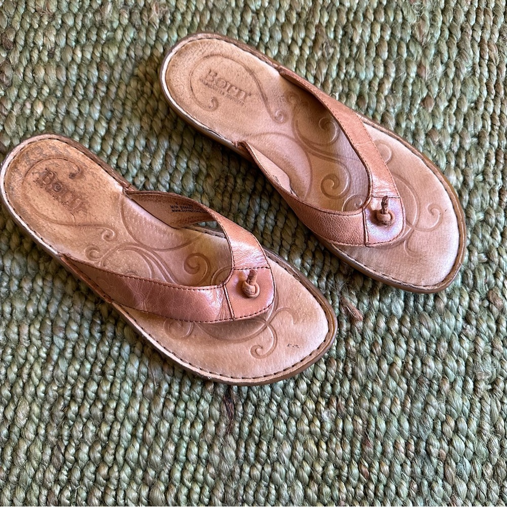 Born Post-toe Slide on Leather Thong Flip Flop Sandals Size 8